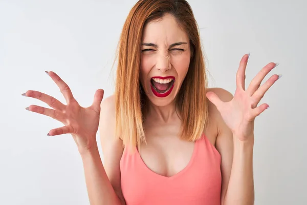 Mooie Roodharige Vrouw Draagt Casual Roze Shirt Staan Geïsoleerde Witte — Stockfoto