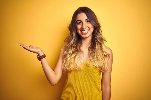 Jonge Mooie Vrouw Draagt Shirt Gele Geïsoleerde Achtergrond Lachend Vrolijke — Stockfoto