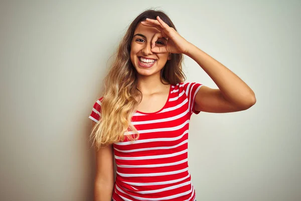 Ung Vacker Kvinna Bär Röda Ränder Shirt Över Vit Isolerad — Stockfoto