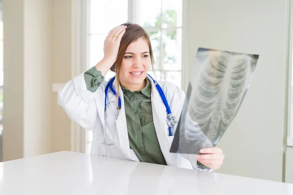 Bela Jovem Médica Olhando Para Radiografia Tórax Estressado Com Mão — Fotografia de Stock