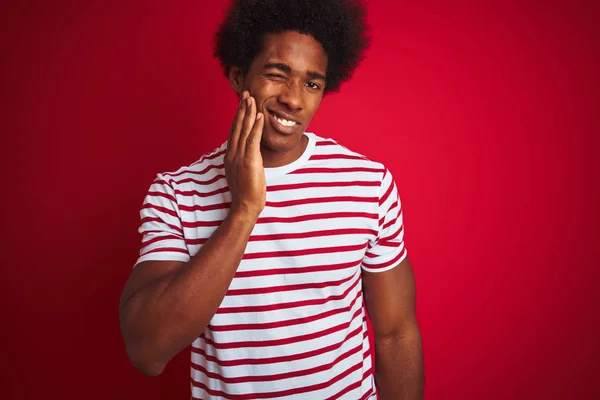 Ung Afrikansk Amerikansk Man Med Afro Hår Bär Randig Shirt — Stockfoto