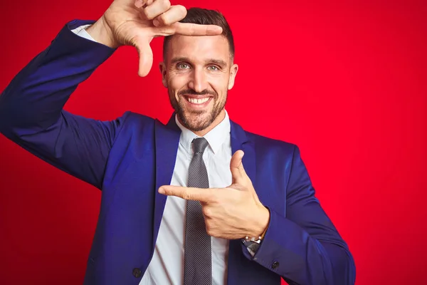 Joven Hombre Negocios Guapo Sobre Fondo Rojo Aislado Sonriendo Haciendo —  Fotos de Stock