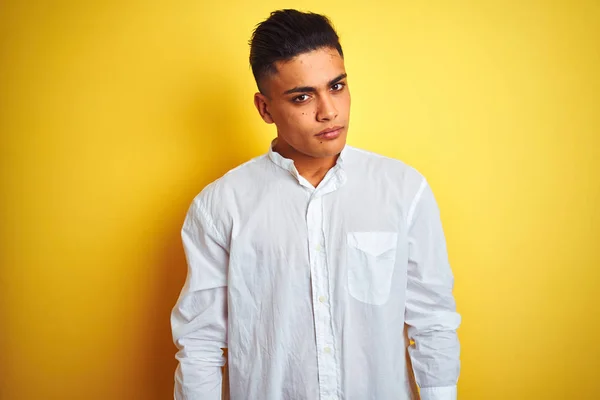 Mladý Brazilský Obchodník Elegantní Košili Stojící Nad Izolovaným Žlutým Pozadím — Stock fotografie