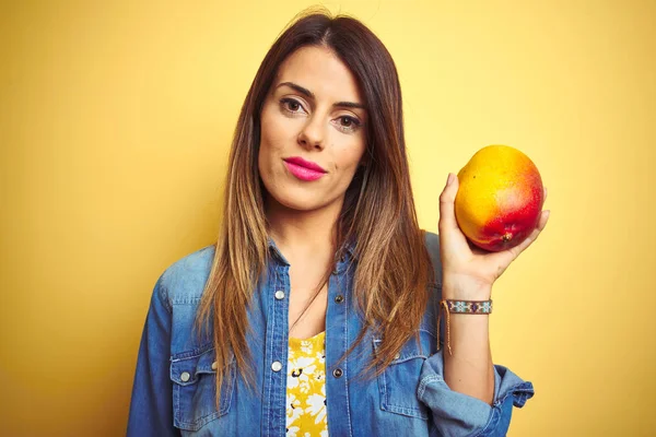Ung Vacker Kvinna Äter Färsk Frisk Mango Över Gul Bakgrund — Stockfoto
