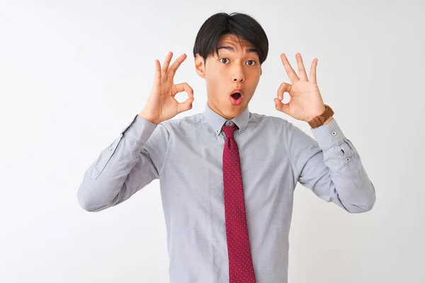 Der Chinesische Geschäftsmann Mit Eleganter Krawatte Steht Vor Isoliertem Weißem — Stockfoto