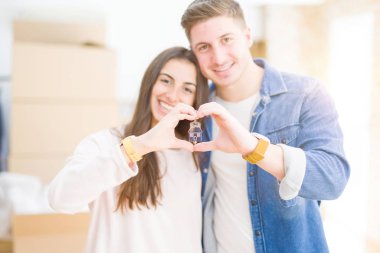 Güzel genç çift aşık ve yeni h tuşları gösteren sarılmak