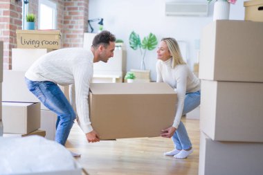 Genç güzel çift yeni evde karton kutular hareketli