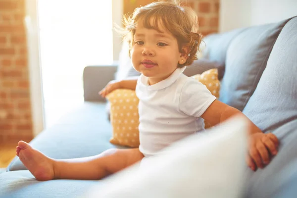 Schönes Kleines Mädchen Mit Weißem Shirt Das Auf Dem Sofa — Stockfoto