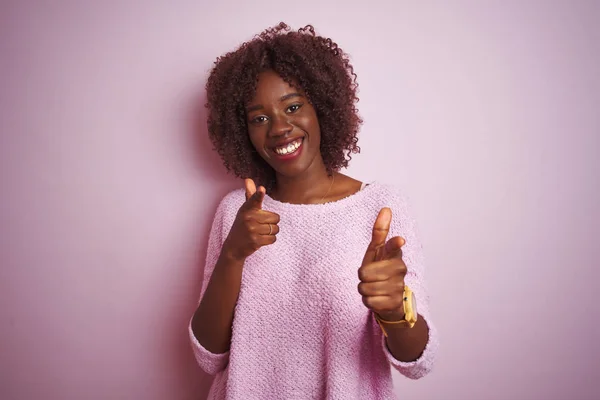 Mladá Afro Afro Žena Nosí Svetr Stojící Nad Izolovaným Růžovým — Stock fotografie