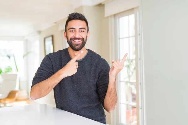 Przystojny Mężczyzna Hiszpanin Swetrze Dorywczo Domu Uśmiechając Się Patrząc Kamery — Zdjęcie stockowe