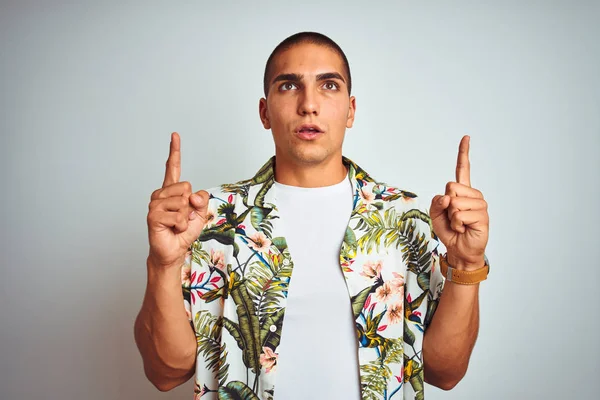 Young Handsome Man Holidays Wearing Hawaiian Shirt White Background Amazed — Stock Photo, Image