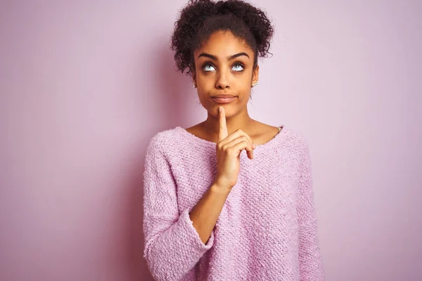 Mujer Afroamericana Joven Vistiendo Suéter Invierno Pie Sobre Fondo Rosa — Foto de Stock