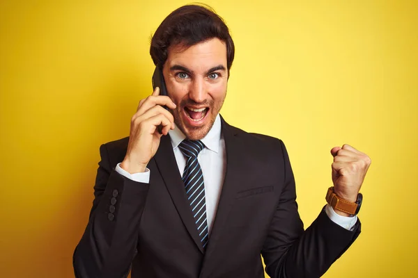 Jovem Empresário Bonito Falando Smartphone Sobre Fundo Amarelo Isolado Gritando — Fotografia de Stock
