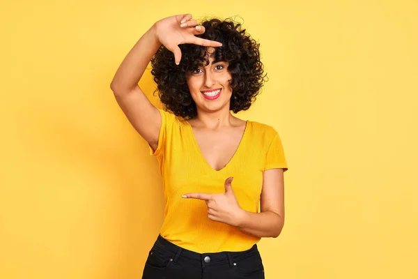 Ung Arabiska Kvinna Med Lockigt Hår Bär Shirt Stående Över — Stockfoto