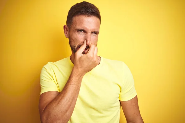 Joven Hombre Guapo Con Camiseta Amarilla Casual Sobre Fondo Aislado —  Fotos de Stock