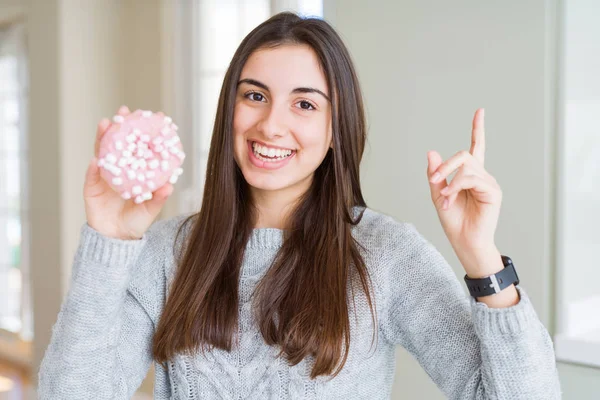 Krásná Mladá Žena Jíst Cukr Marshmallow Růžová Kobliha Velmi Šťastný — Stock fotografie