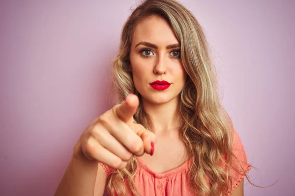 Ung Vacker Kvinna Bär Shirt Står Över Rosa Isolerad Bakgrund — Stockfoto