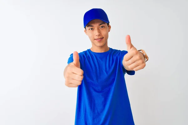 Consegna Cinese Indossando Blu Shirt Cappello Piedi Sopra Isolato Sfondo — Foto Stock