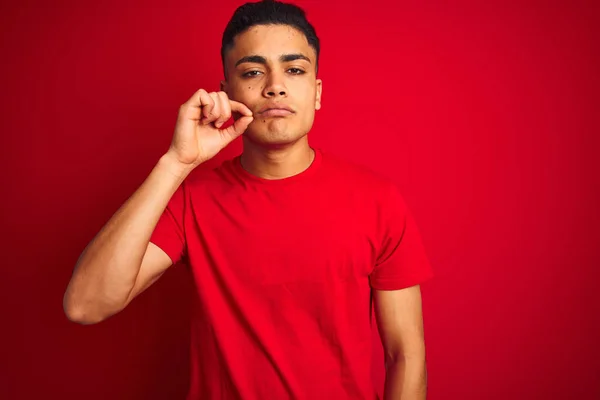 Jonge Braziliaanse Man Met Een Shirt Geïsoleerde Rode Achtergrond Mond — Stockfoto