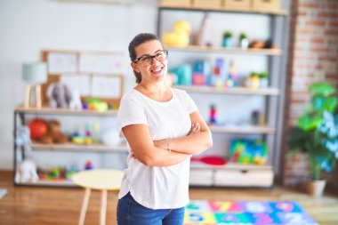Anaokulunda gözlüklü genç ve güzel bir öğretmen.