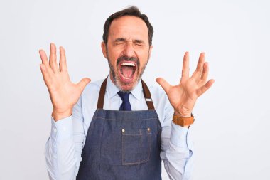 Orta yaşlı bir esnaf, izole edilmiş beyaz arka planda dikilmiş, çılgın ve başarıyı kollarını kaldırmış ve gözleri kapalı heyecanla haykırarak kutluyor. Kazanan konsept