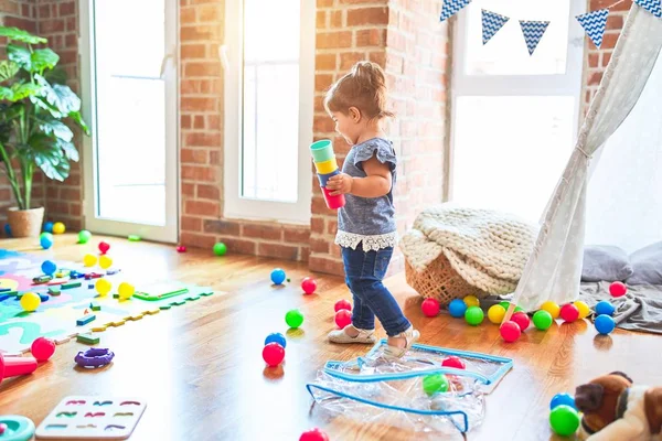 Kleinkind Steht Kindergarten Und Spielt Mit Bunten Plastikbechern — Stockfoto