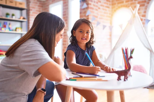 Hermosa Maestra Niña Dibujando Dibujo Utilizando Lápices Colores Jardín Infantes — Foto de Stock