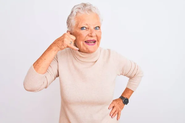 Eine Ältere Grauhaarige Frau Rollkragenpullover Steht Vor Isoliertem Weißem Hintergrund — Stockfoto