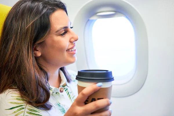 Jovem Mulher Viajante Sentado Dentro Avião Aeroporto Com Vista Para — Fotografia de Stock