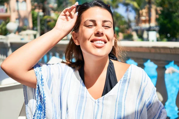 Joven Hermosa Mujer Sonriendo Feliz Disfrutando Día Soleado Verano Complejo —  Fotos de Stock