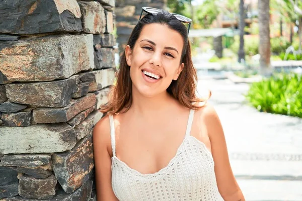 Young Beautiful Woman Smiling Happy Enjoying Sunny Day Summer Hotel — Stock Photo, Image