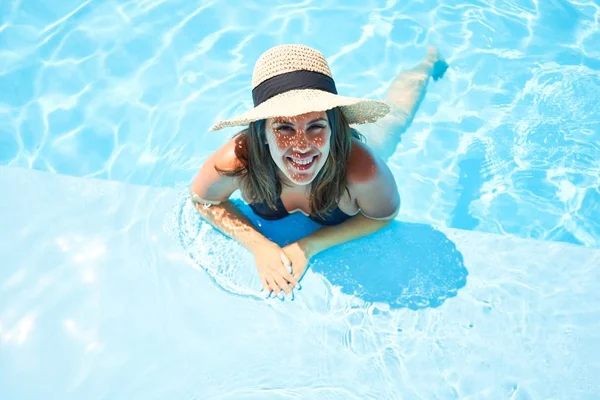 Junge Schöne Und Sexy Frau Beim Schwimmen Resort Pool Urlaub — Stockfoto