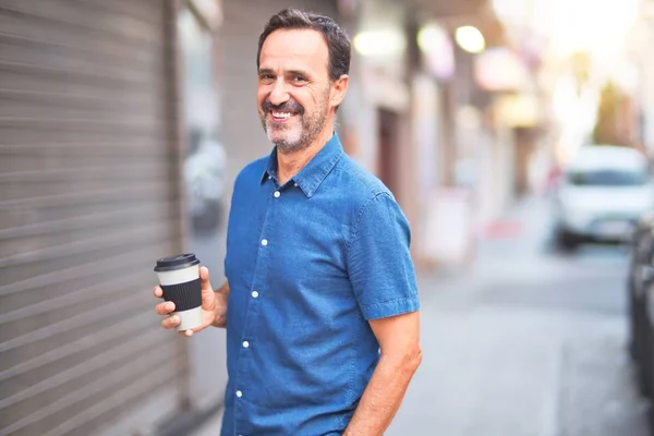 Homem Bonito Meia Idade Rua Bebendo Tirar Café Sorrindo — Fotografia de Stock