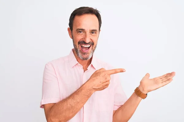 Hombre Guapo Mediana Edad Con Camisa Rosa Casual Pie Sobre — Foto de Stock