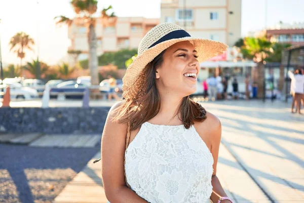 Jovem Mulher Bonita Sorrindo Feliz Desfrutando Férias Verão Praia — Fotografia de Stock