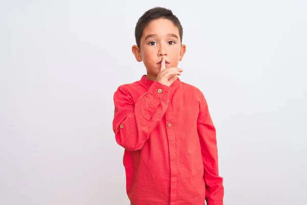 Menino Bonito Vestindo Camisa Vermelha Elegante Sobre Fundo Branco Isolado — Fotografia de Stock