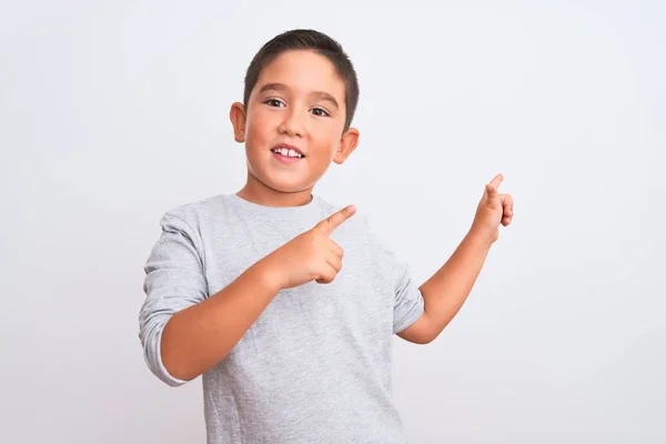 Hermoso Niño Con Camiseta Casual Gris Pie Sobre Fondo Blanco — Foto de Stock