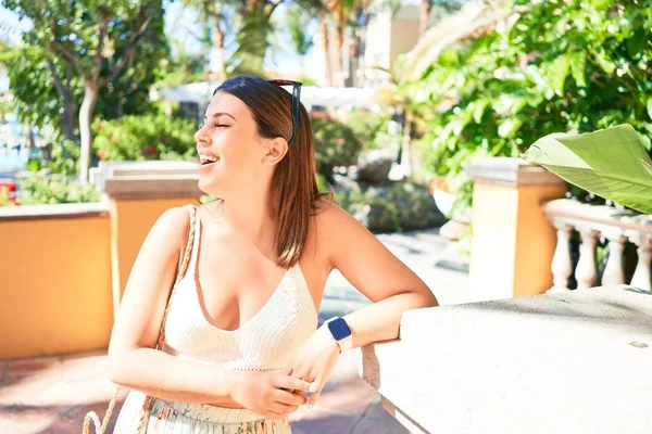 Joven Hermosa Mujer Sonriendo Feliz Disfrutando Día Soleado Verano Complejo —  Fotos de Stock