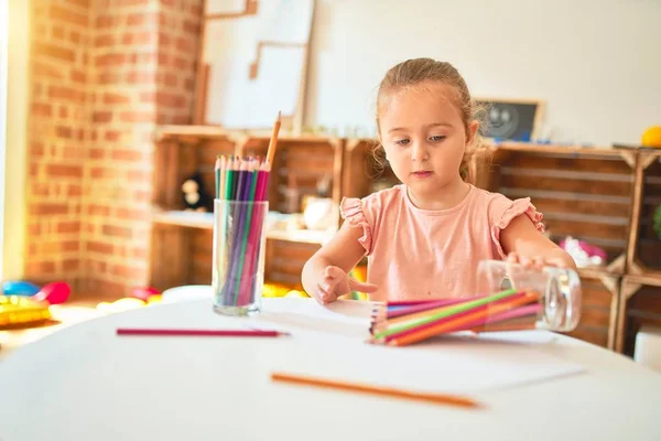 Beautiful Blond Toddler Girl Drawing Colored Pencils Kindergarten — ストック写真
