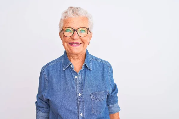 Старшая Седовласая Женщина Джинсовой Рубашке Очках Изолированном Белом Фоне Счастливой — стоковое фото