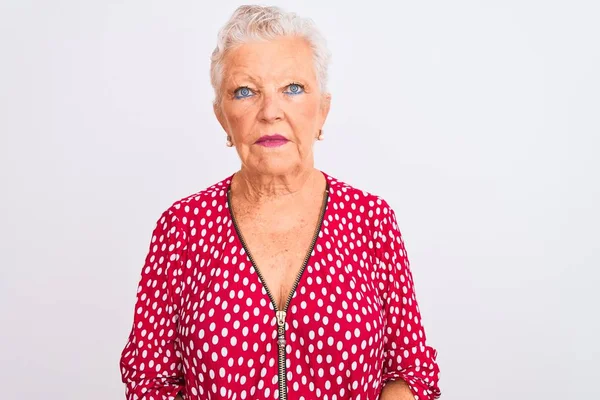 Starší Šedovlasá Žena Červené Neformální Bundě Stojící Nad Izolovaným Bílým — Stock fotografie