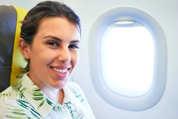 Jeune Voyageuse Assise Intérieur Avion Aéroport Avec Vue Sur Ciel — Photo