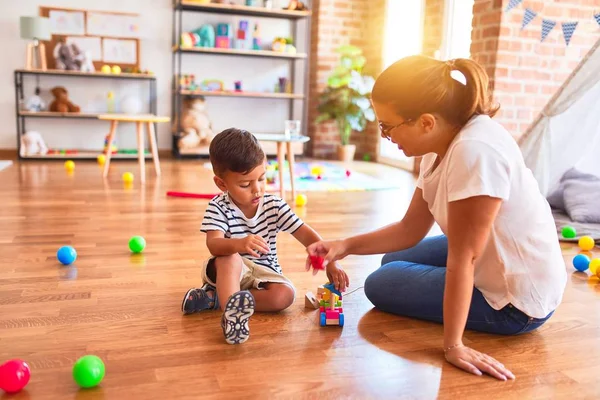 Mooie Leraar Peuter Jongen Spelen Met Trein Kleuterschool — Stockfoto