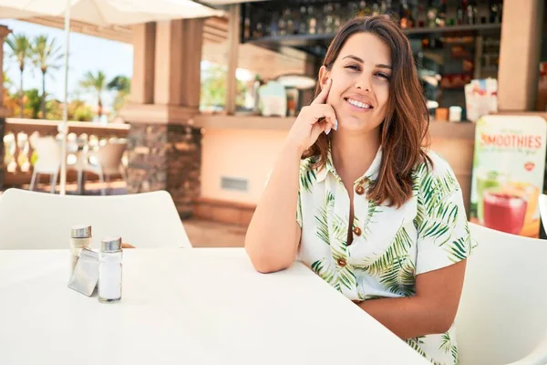 Joven Hermosa Mujer Sentada Restaurante Disfrutando Vacaciones Verano — Foto de Stock