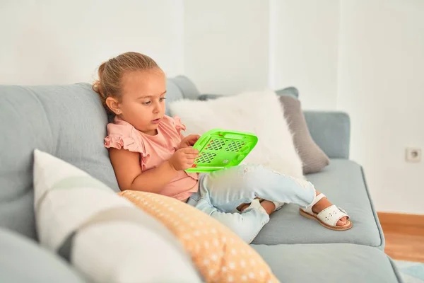 Schöne Blonde Kleinkind Mädchen Sitzt Auf Dem Sofa Zeichnung Mit — Stockfoto