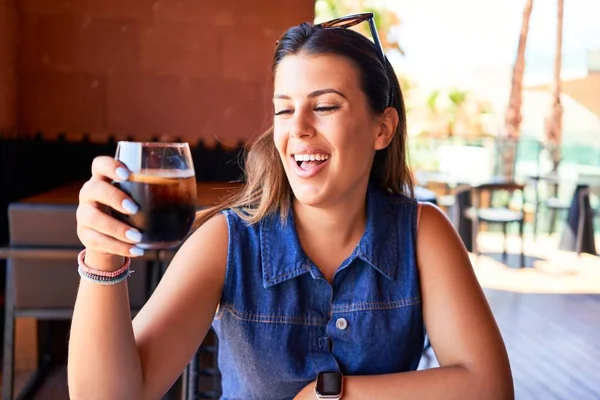 Joven Hermosa Mujer Sentada Restaurante Disfrutando Vacaciones Verano Bebiendo Refrescos — Foto de Stock