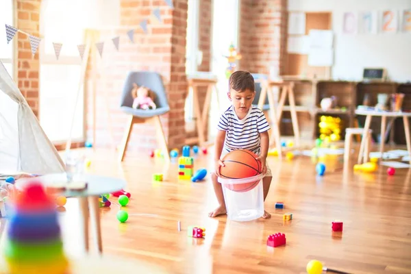 Mooie Peuter Jongen Spelen Met Basketbal Plastic Mand Kleuterschool — Stockfoto
