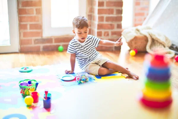 Hermoso Niño Sentado Rompecabezas Jugando Comidas Con Platos Plástico Frutas —  Fotos de Stock