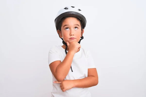 Bisiklet Kaskı Takan Güzel Bir Çocuk Zole Edilmiş Beyaz Arka — Stok fotoğraf