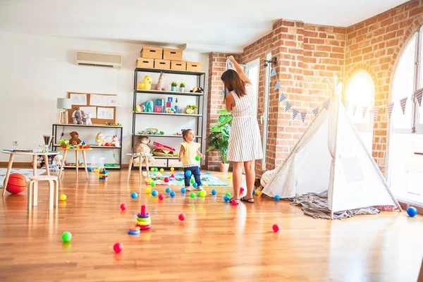 Junge Schöne Lehrerin Und Kleinkind Spielen Mit Bunten Bällen Kindergarten — Stockfoto